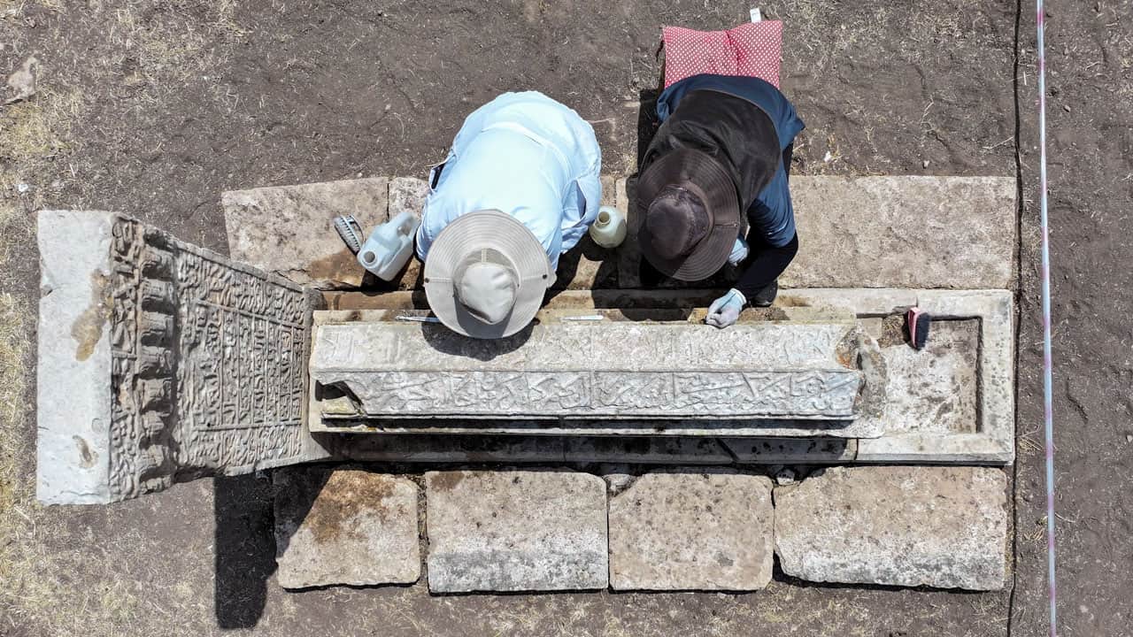 Foto - Toprağın kalbine neşter vuruyorlar! 1000’i aşkın Selçuklu mezar taşı gün yüzüne çıkıyor
