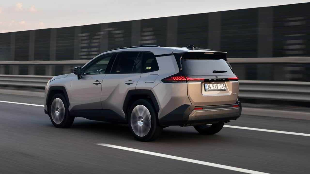 Foto - Toyota’dan Türkiye’ye iki ikon birden! Yeni Hilux satışa sunuldu! 6’ncı nesil RAV4 için geri sayım başladı!
