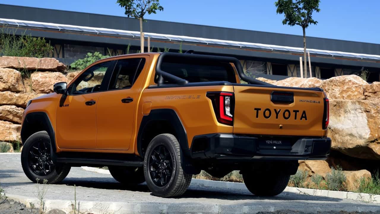 Foto - Toyota’dan Türkiye’ye iki ikon birden! Yeni Hilux satışa sunuldu! 6’ncı nesil RAV4 için geri sayım başladı!