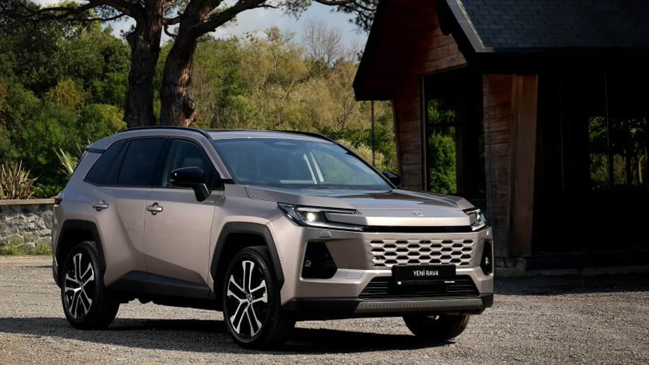 Foto - Toyota’dan Türkiye’ye iki ikon birden! Yeni Hilux satışa sunuldu! 6’ncı nesil RAV4 için geri sayım başladı!