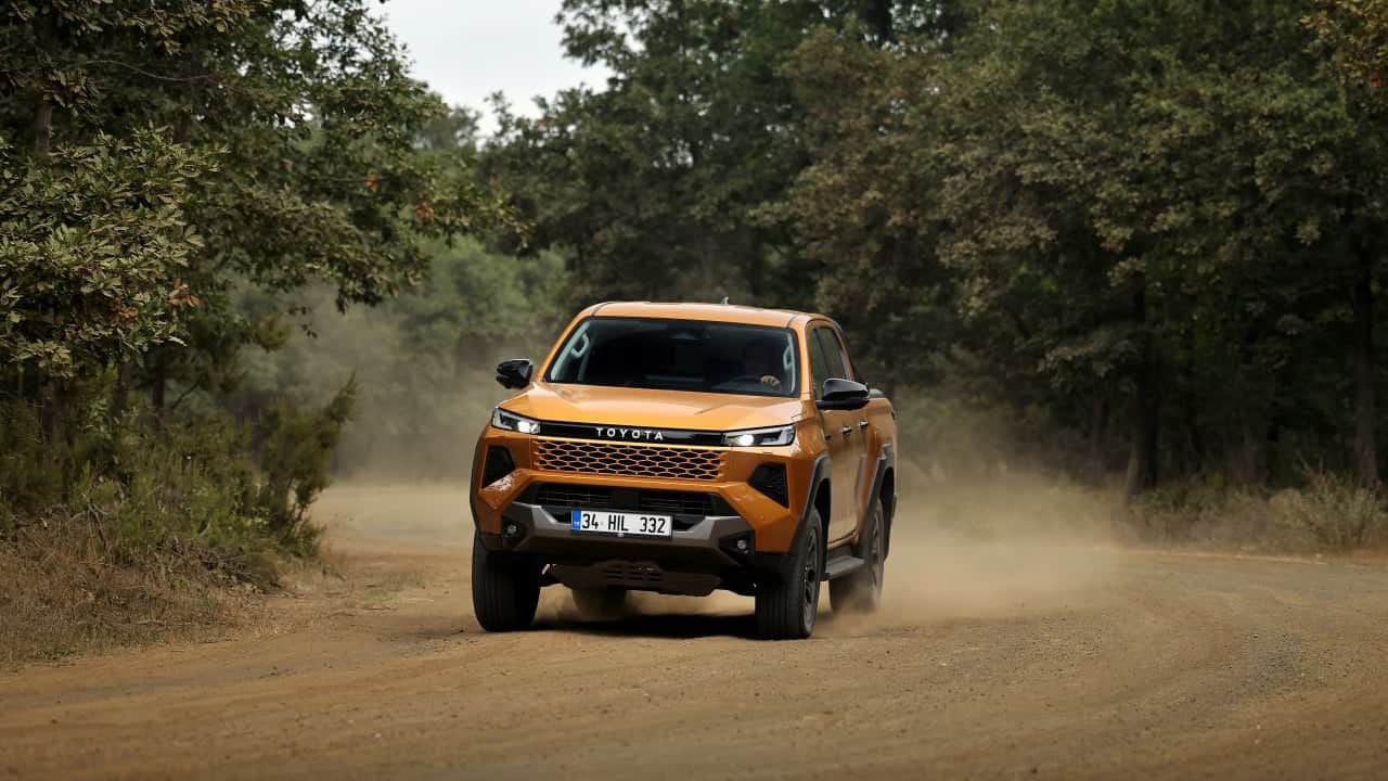 Foto - Toyota’dan Türkiye’ye iki ikon birden! Yeni Hilux satışa sunuldu! 6’ncı nesil RAV4 için geri sayım başladı!