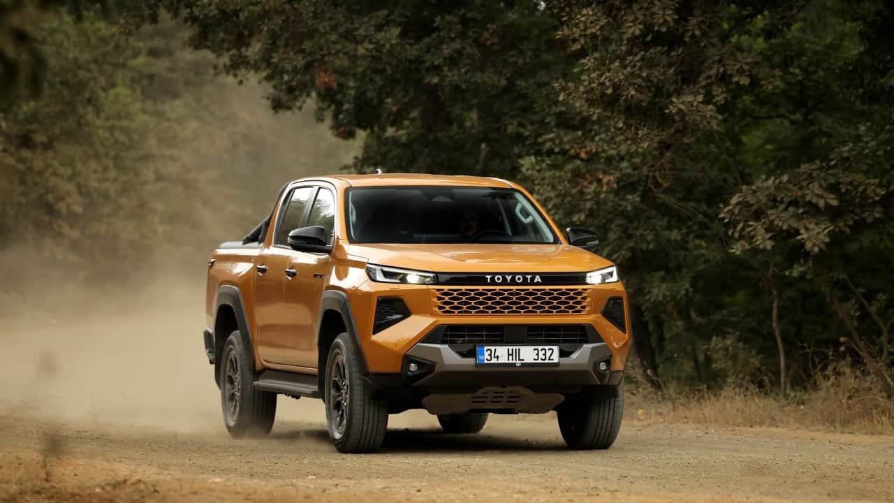 Foto - Toyota’dan Türkiye’ye iki ikon birden! Yeni Hilux satışa sunuldu! 6’ncı nesil RAV4 için geri sayım başladı!