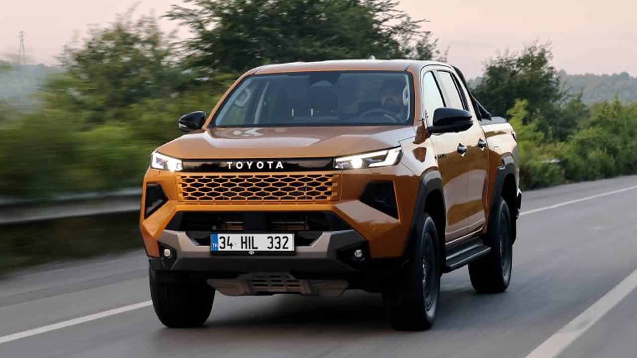 Foto - Toyota’dan Türkiye’ye iki ikon birden! Yeni Hilux satışa sunuldu! 6’ncı nesil RAV4 için geri sayım başladı!