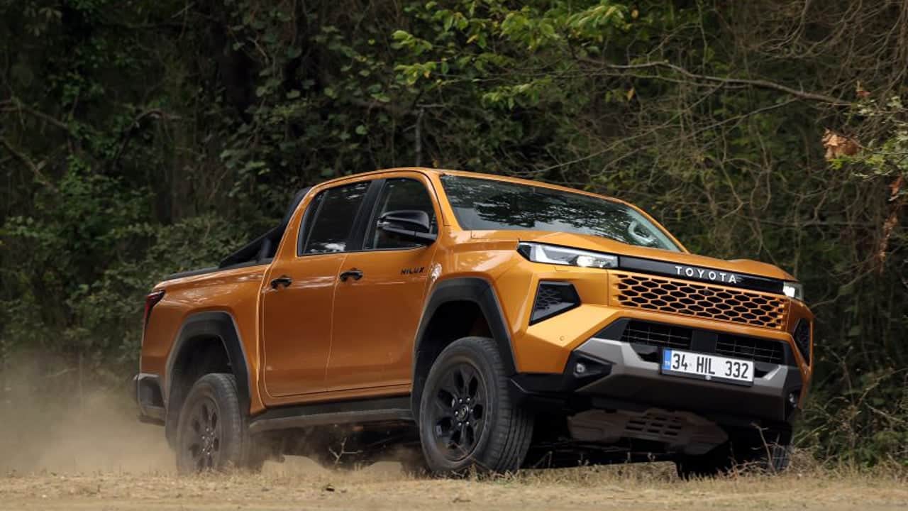 Foto - Toyota’dan Türkiye’ye iki ikon birden! Yeni Hilux satışa sunuldu! 6’ncı nesil RAV4 için geri sayım başladı!