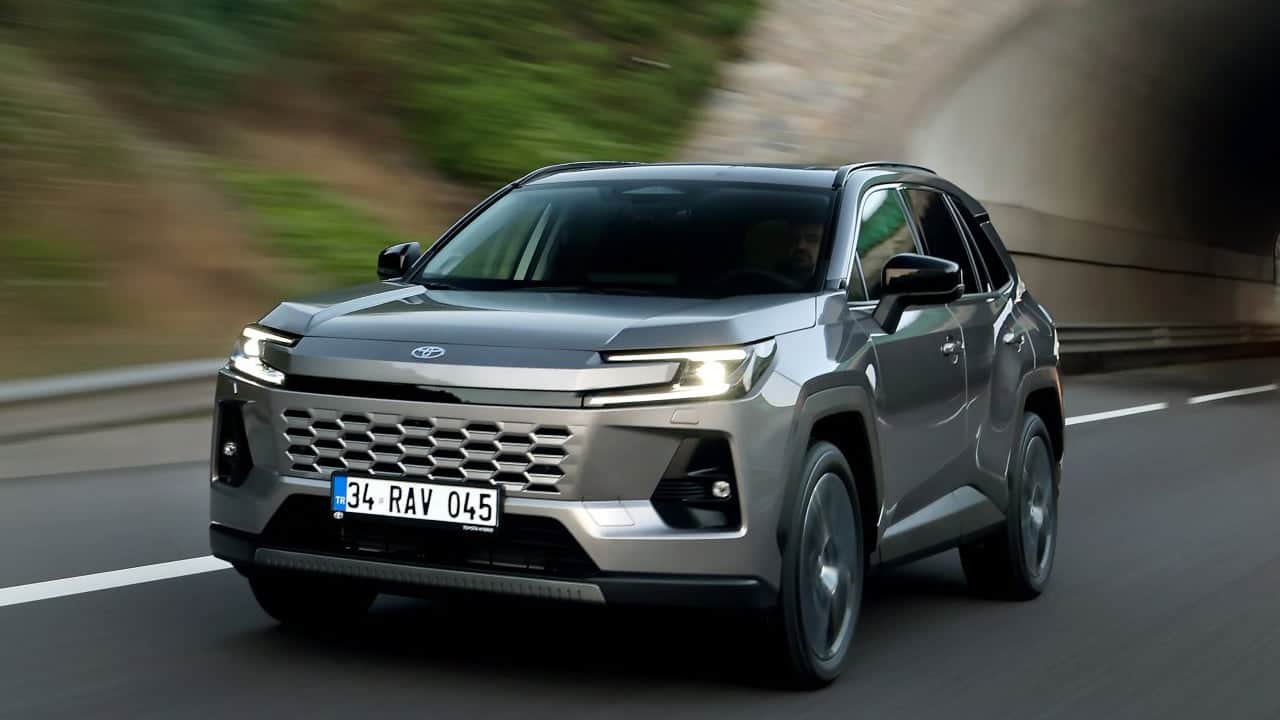 Foto - Toyota’dan Türkiye’ye iki ikon birden! Yeni Hilux satışa sunuldu! 6’ncı nesil RAV4 için geri sayım başladı!
