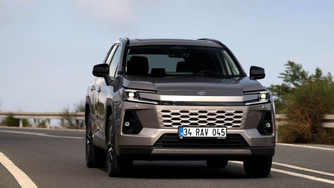 Foto - Toyota’dan Türkiye’ye iki ikon birden! Yeni Hilux satışa sunuldu! 6’ncı nesil RAV4 için geri sayım başladı!