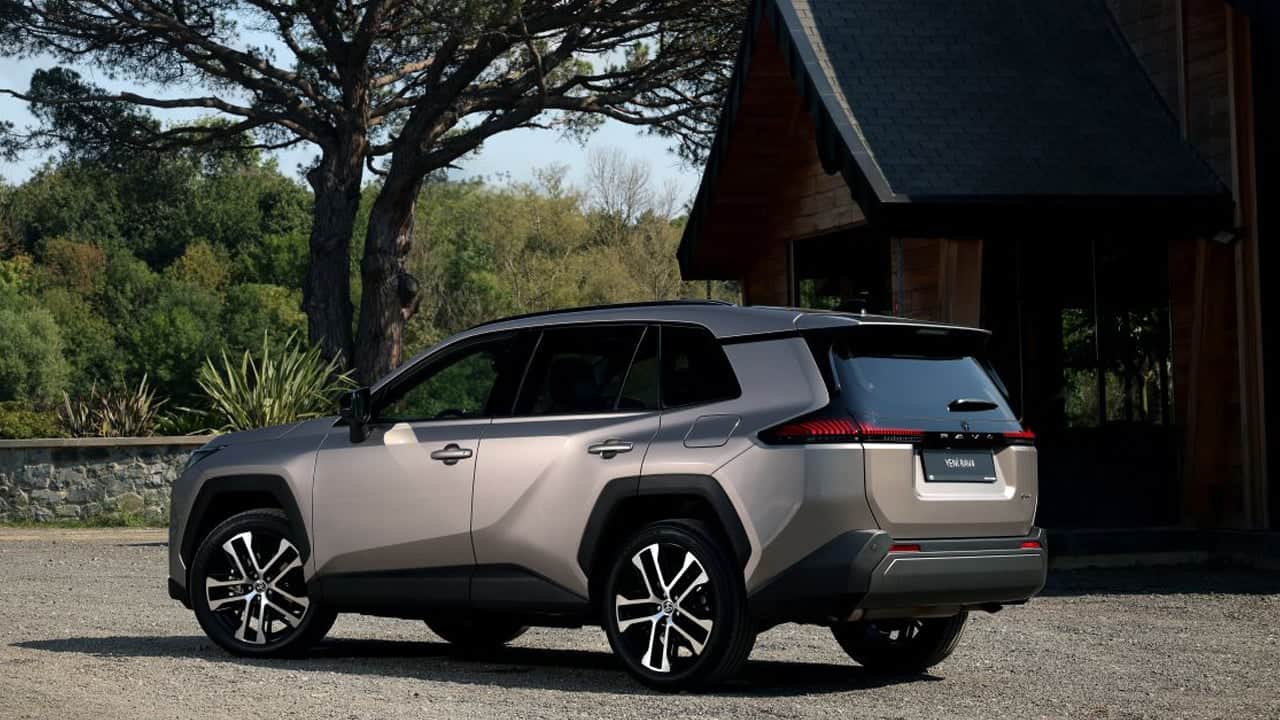 Foto - Toyota’dan Türkiye’ye iki ikon birden! Yeni Hilux satışa sunuldu! 6’ncı nesil RAV4 için geri sayım başladı!