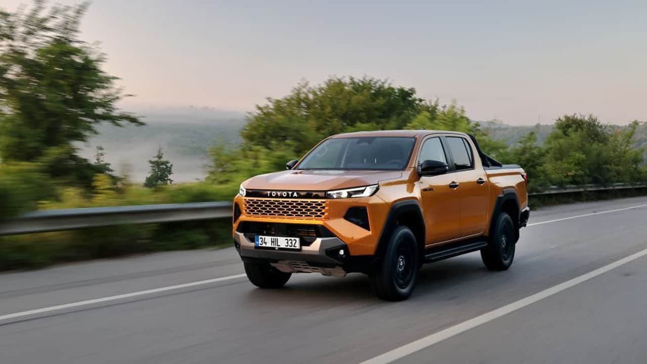 Foto - Toyota’dan Türkiye’ye iki ikon birden! Yeni Hilux satışa sunuldu! 6’ncı nesil RAV4 için geri sayım başladı!