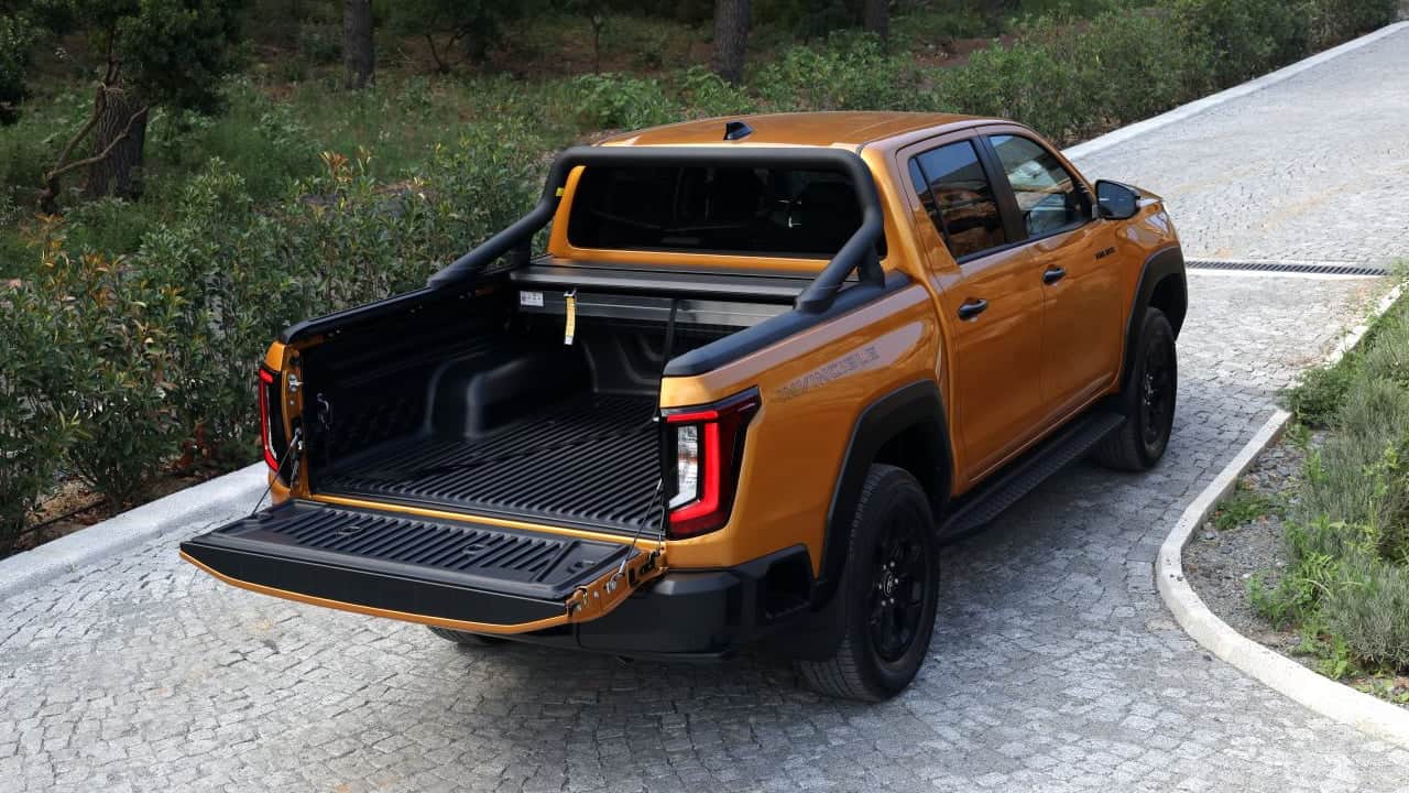 Foto - Toyota’dan Türkiye’ye iki ikon birden! Yeni Hilux satışa sunuldu! 6’ncı nesil RAV4 için geri sayım başladı!