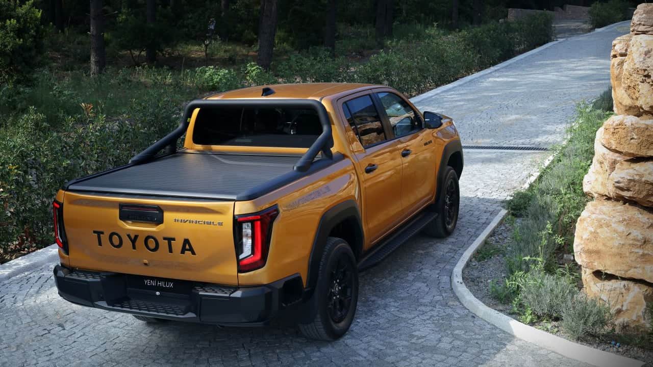 Foto - Toyota’dan Türkiye’ye iki ikon birden! Yeni Hilux satışa sunuldu! 6’ncı nesil RAV4 için geri sayım başladı!