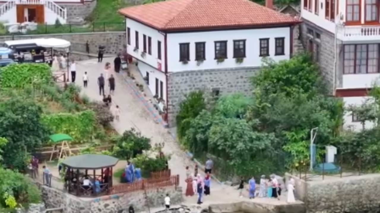 Trabzon'a turist akını: Ünlü dizinin çekildiği sokak doldu taştı!