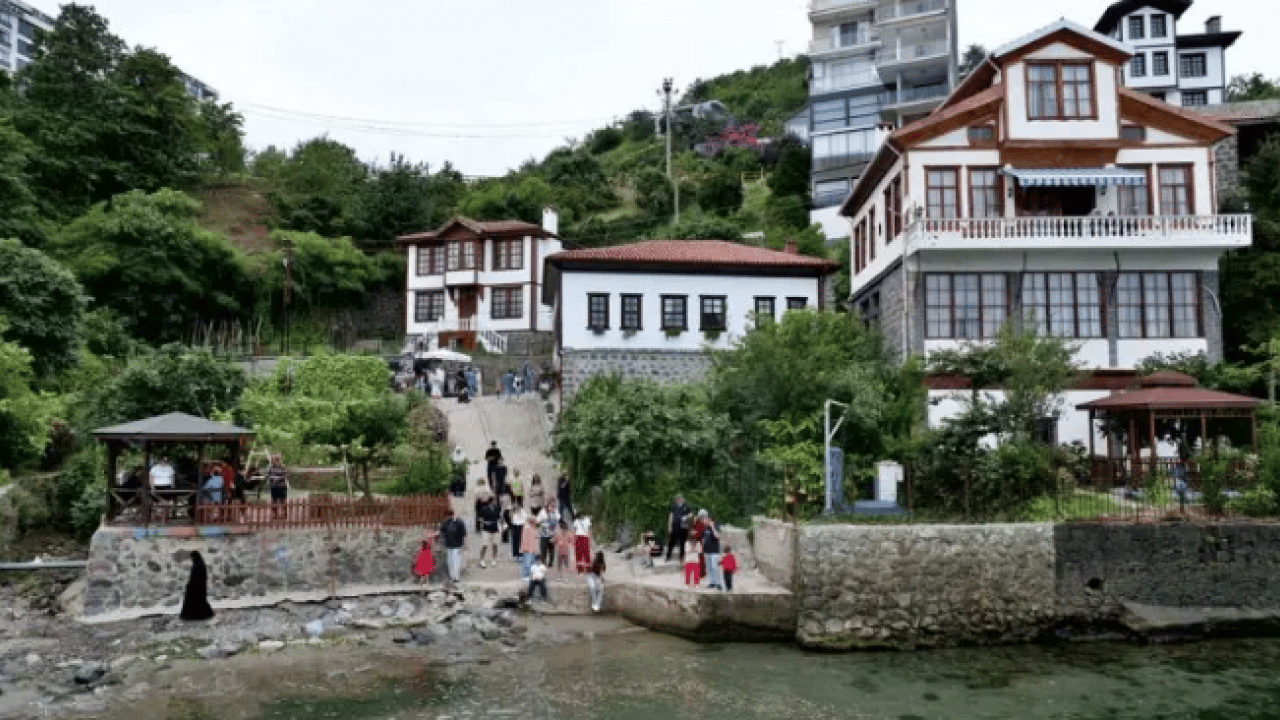 Foto - Trabzon'a turist akını: Ünlü dizinin çekildiği sokak doldu taştı!