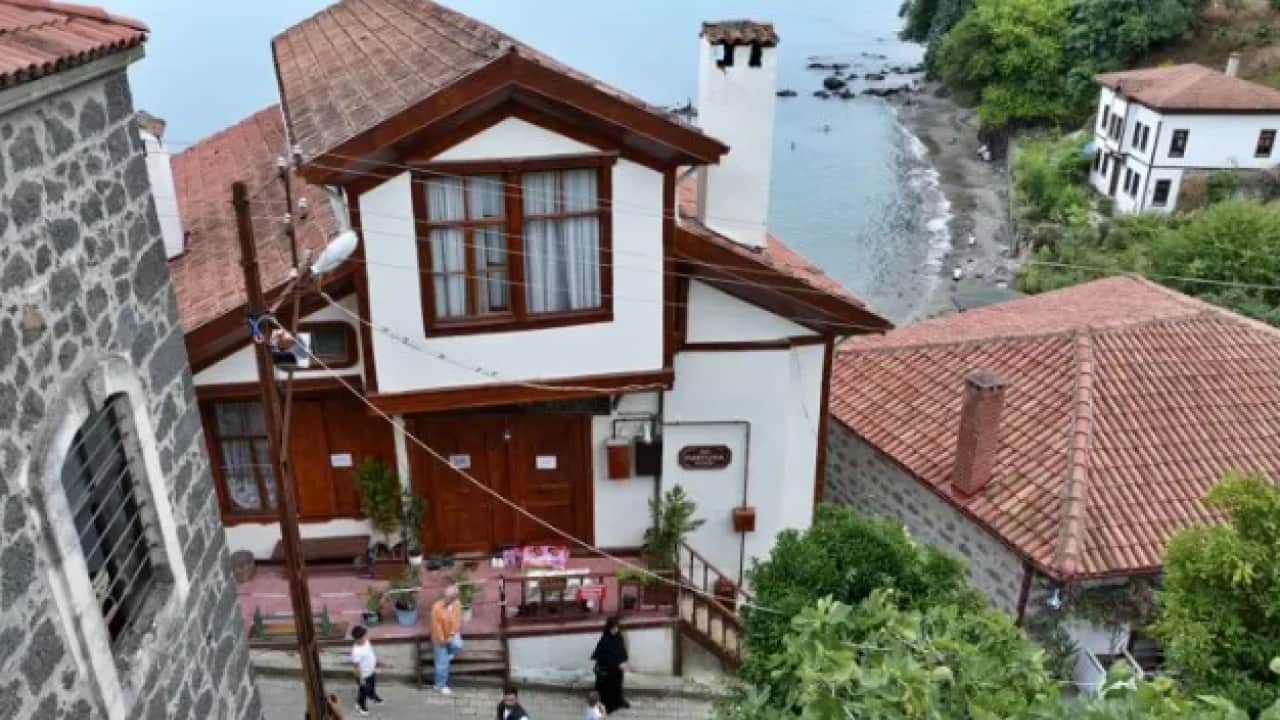 Foto - Trabzon'a turist akını: Ünlü dizinin çekildiği sokak doldu taştı!