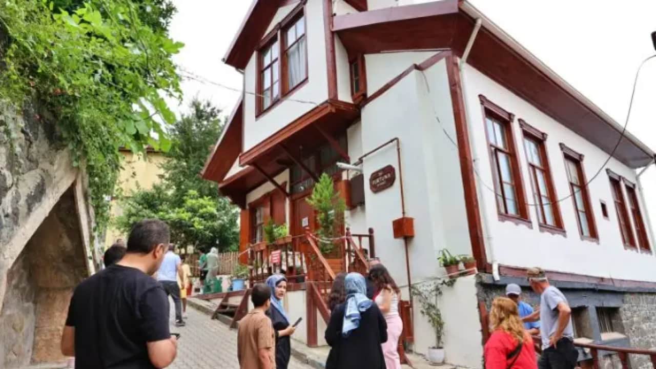 Foto - Trabzon'a turist akını: Ünlü dizinin çekildiği sokak doldu taştı!