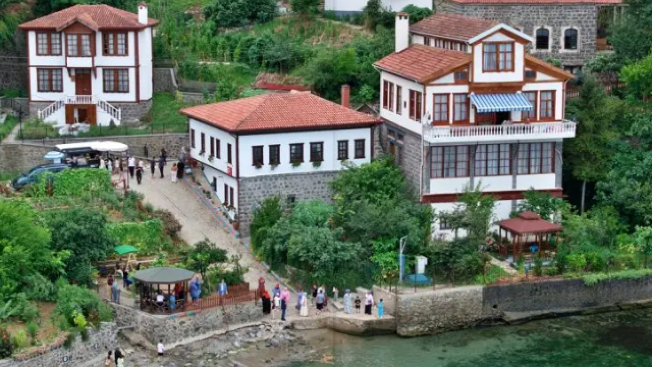 Foto - Trabzon'a turist akını: Ünlü dizinin çekildiği sokak doldu taştı!