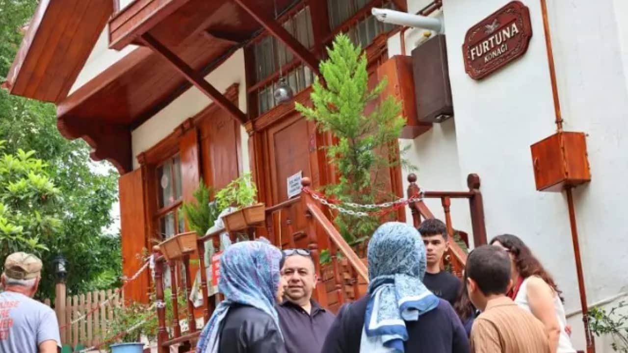 Foto - Trabzon'a turist akını: Ünlü dizinin çekildiği sokak doldu taştı!