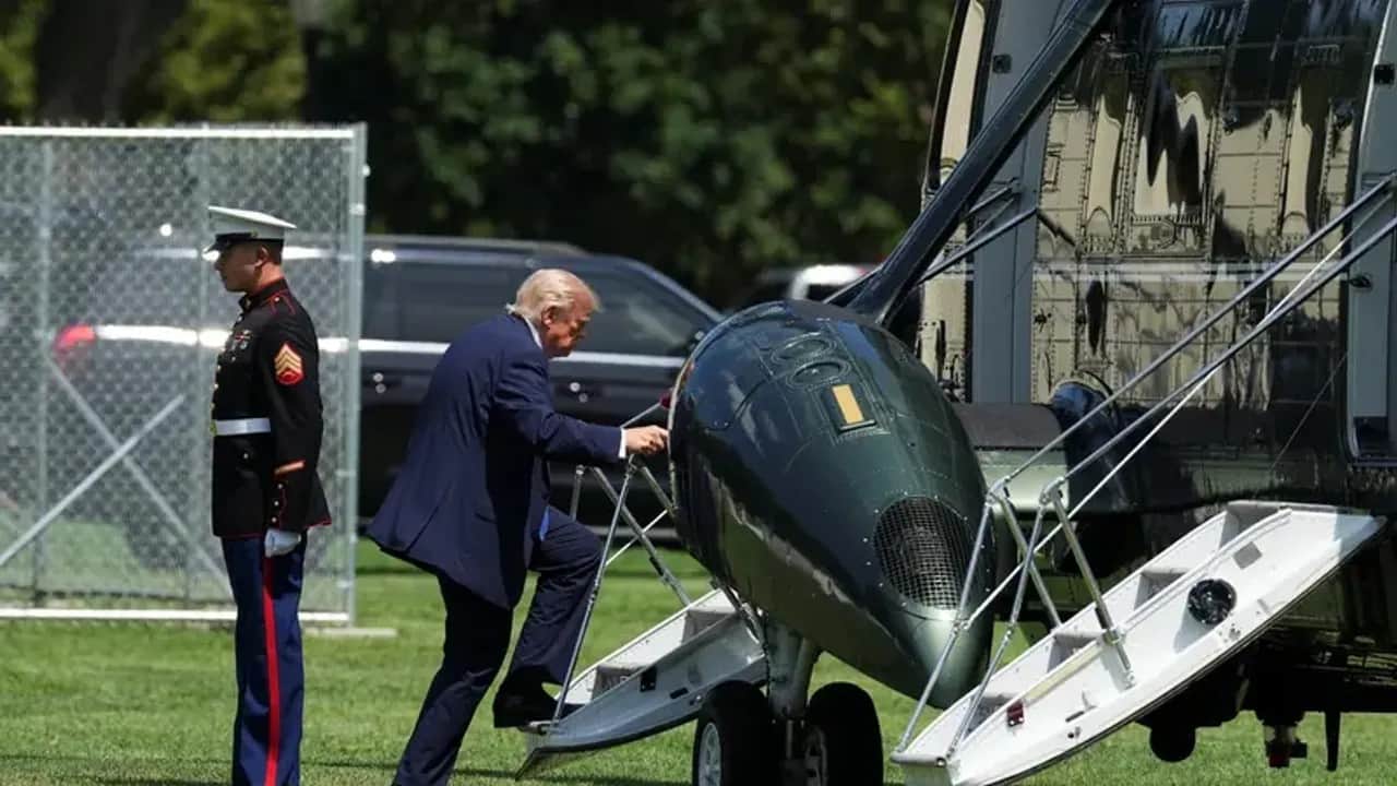 Foto - Trump’ın helikopteri yolcu uçağıyla çarpışıyordu Sarı kafa kıl payı direkten döndü