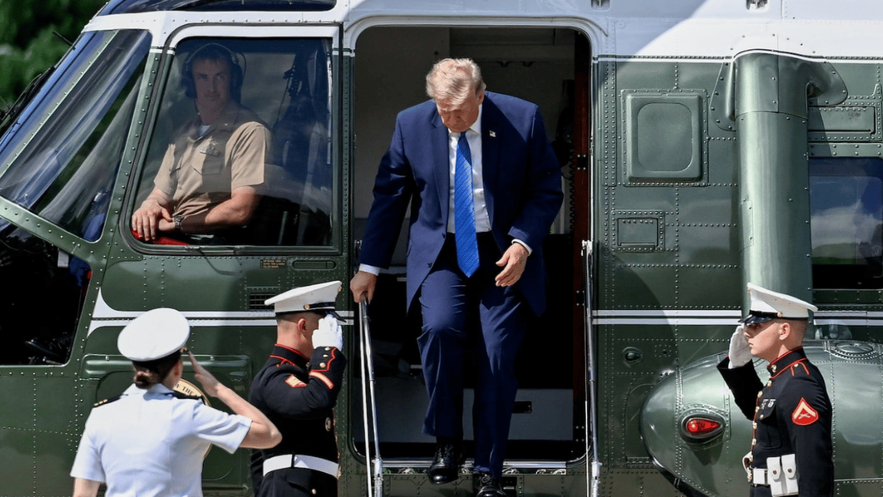 Foto - Trump’ın helikopteri yolcu uçağıyla çarpışıyordu Sarı kafa kıl payı direkten döndü