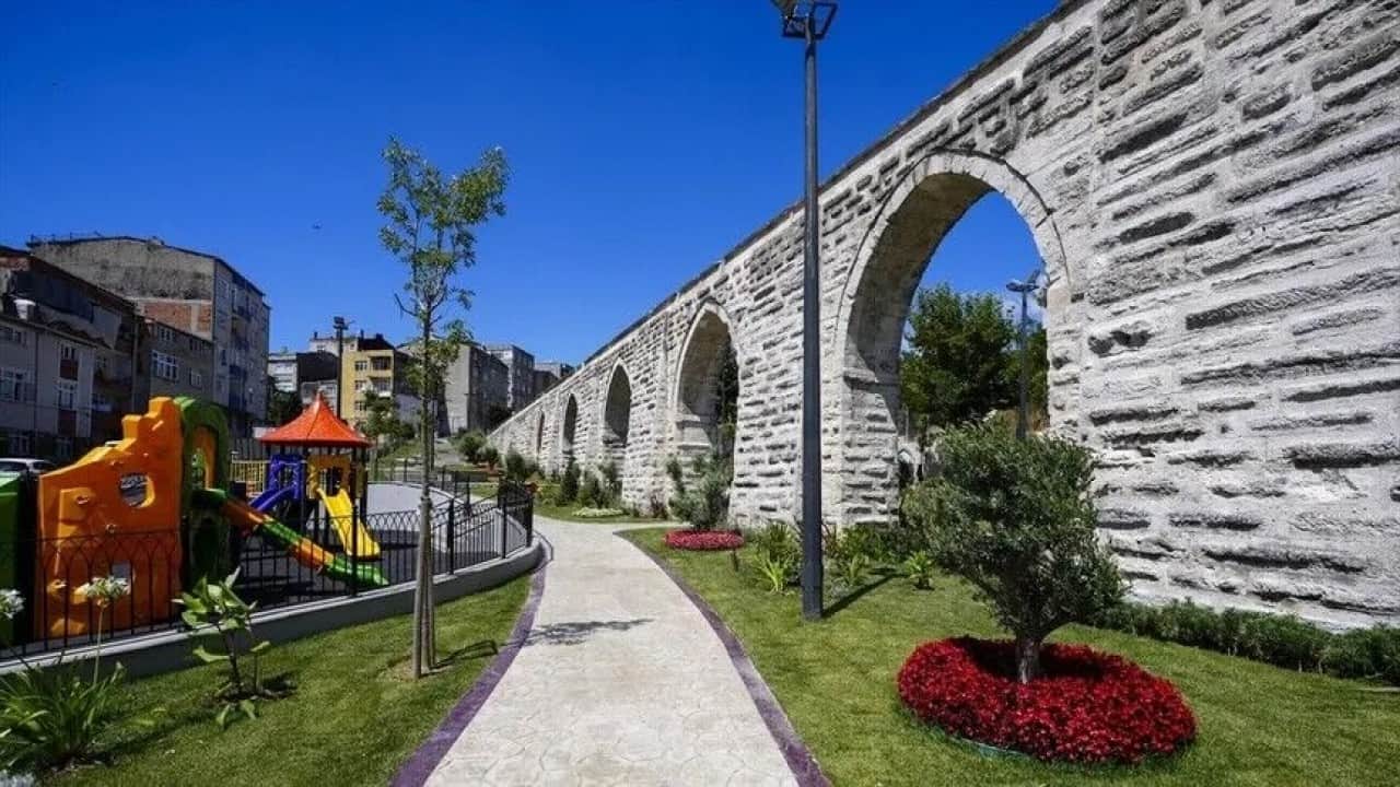 Foto - Türbeye tekme atanla ecdada hürmet eden bir olur mu? Ecdada ve eserlerine sahip çıkan Başkan