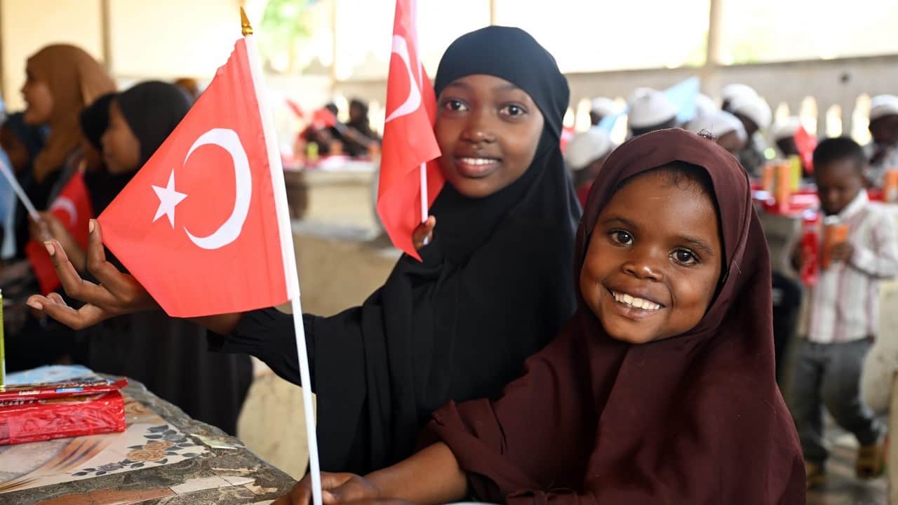 Foto - Türk askerinden duygulandıran yetimhane ziyareti