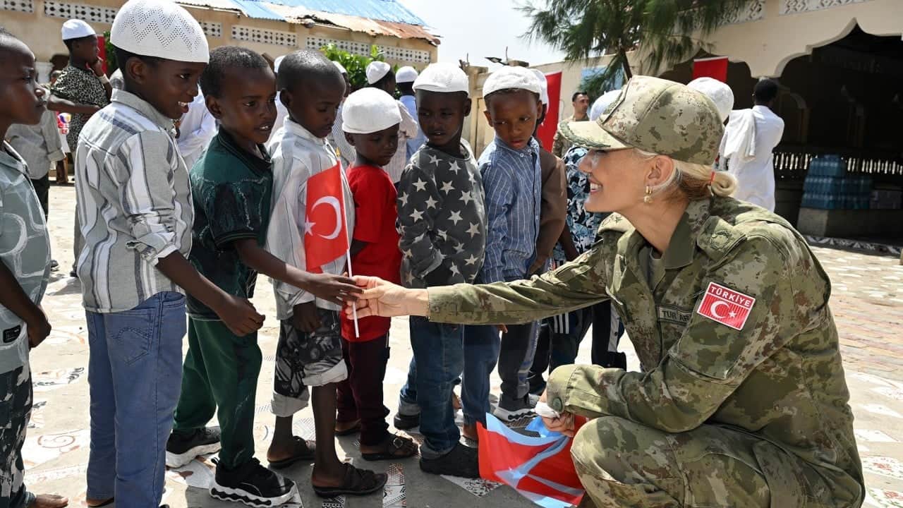 Türk askerinden duygulandıran yetimhane ziyareti