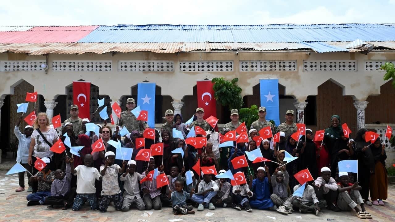 Foto - Türk askerinden duygulandıran yetimhane ziyareti