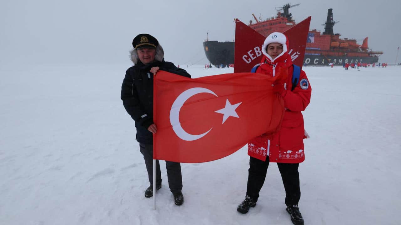 Foto - Türk öğrenci uluslararası keşif gezisine katıldı! Kuzey Kutbu’nda Türk bayrağını böyle dalgalandırdı