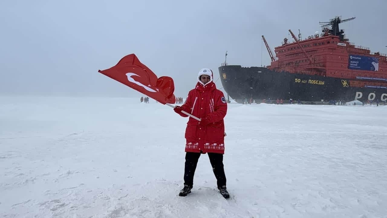Türk öğrenci uluslararası keşif gezisine katıldı! Kuzey Kutbu’nda Türk bayrağını böyle dalgalandırdı