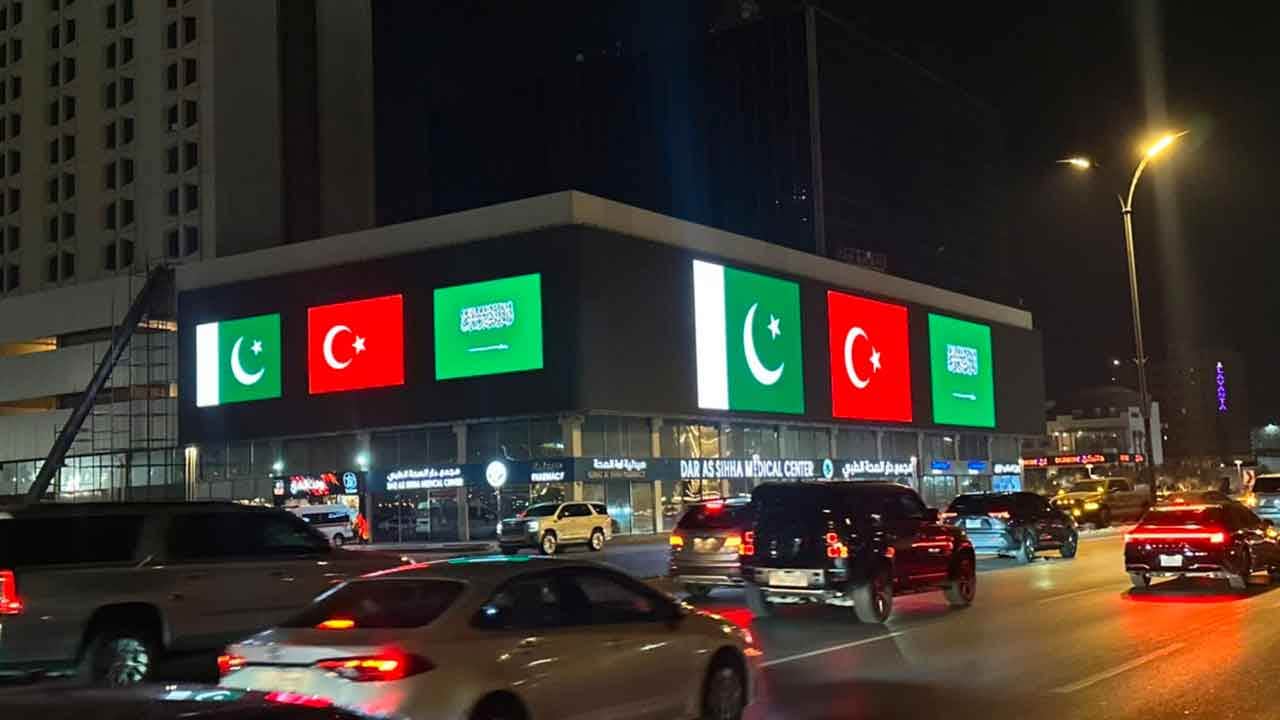 Foto - Türkiye ile yapılan anlaşma Arap ülkesinde ses getirdi: Gece vakti her yere yansıttılar