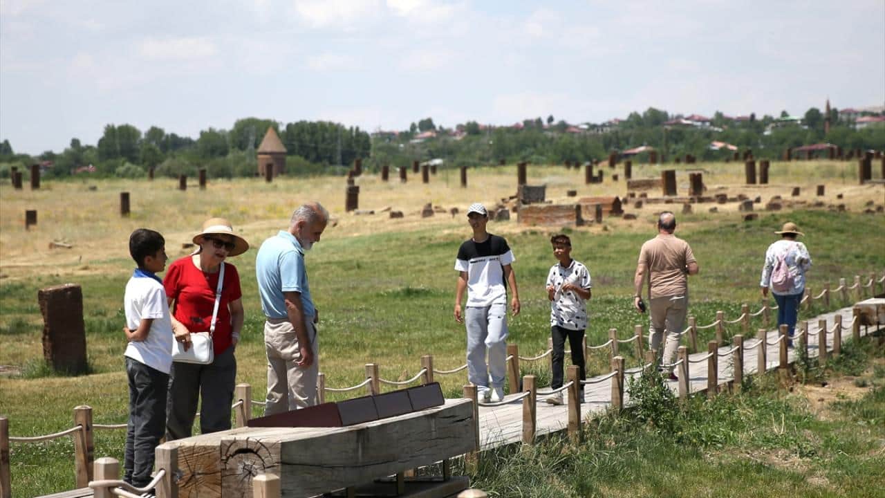 Foto - Türklerin Anadolu'ya giriş kapısı! Ahlat'a ziyaretçi akını 