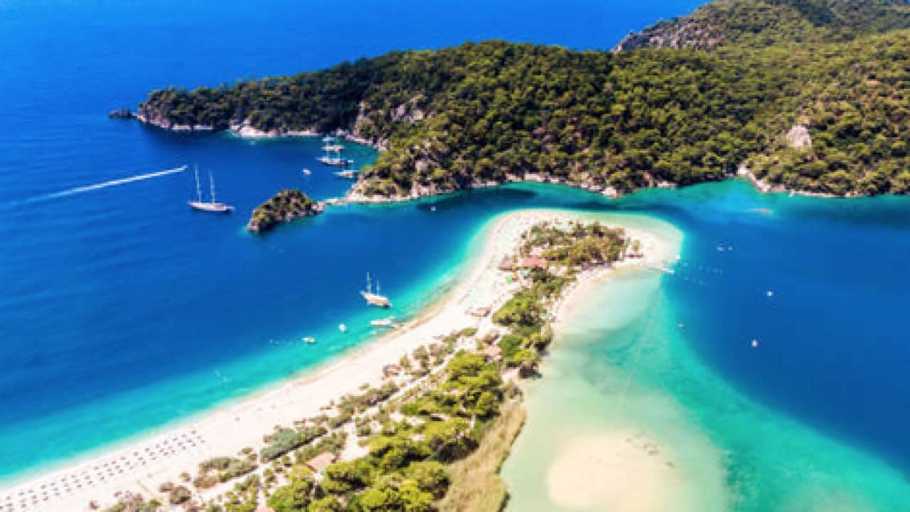 Foto - Turkuaz denizi ve doğal güzelliği ile turistlerin gözdesi: Ölüdeniz Avrupa'nın en değerli 4. plajı 