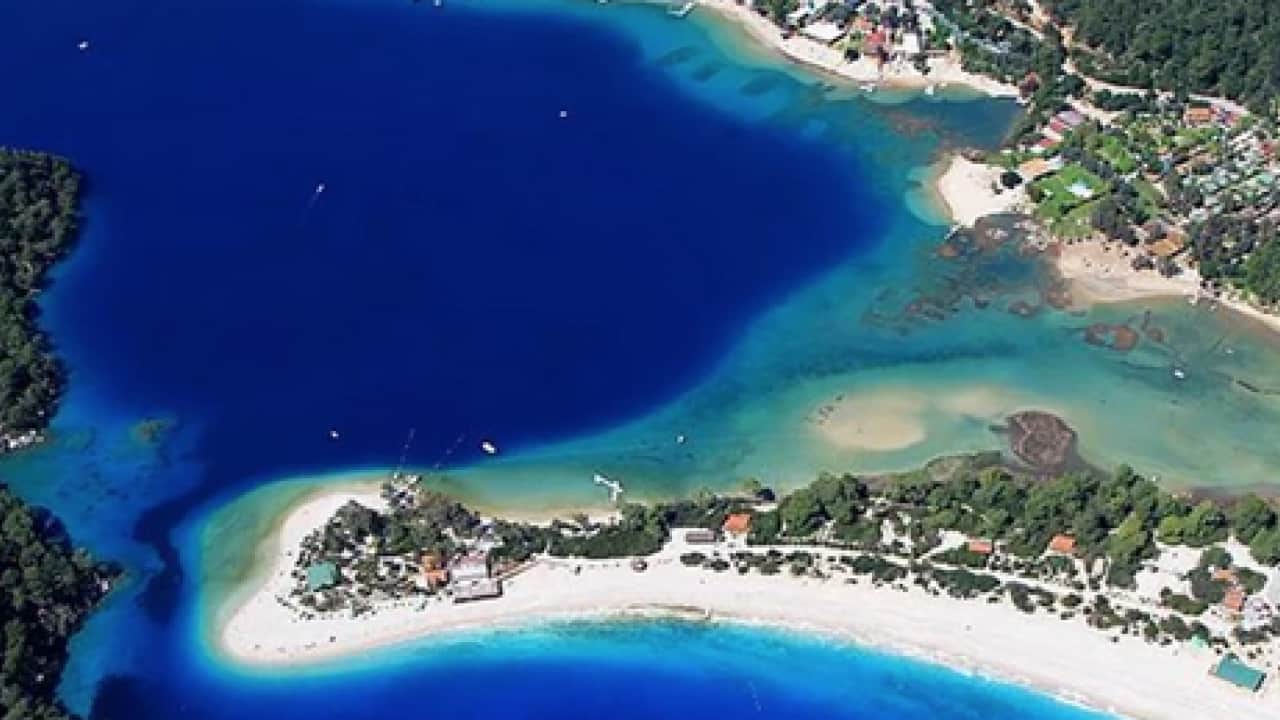 Foto - Turkuaz denizi ve doğal güzelliği ile turistlerin gözdesi: Ölüdeniz Avrupa'nın en değerli 4. plajı 