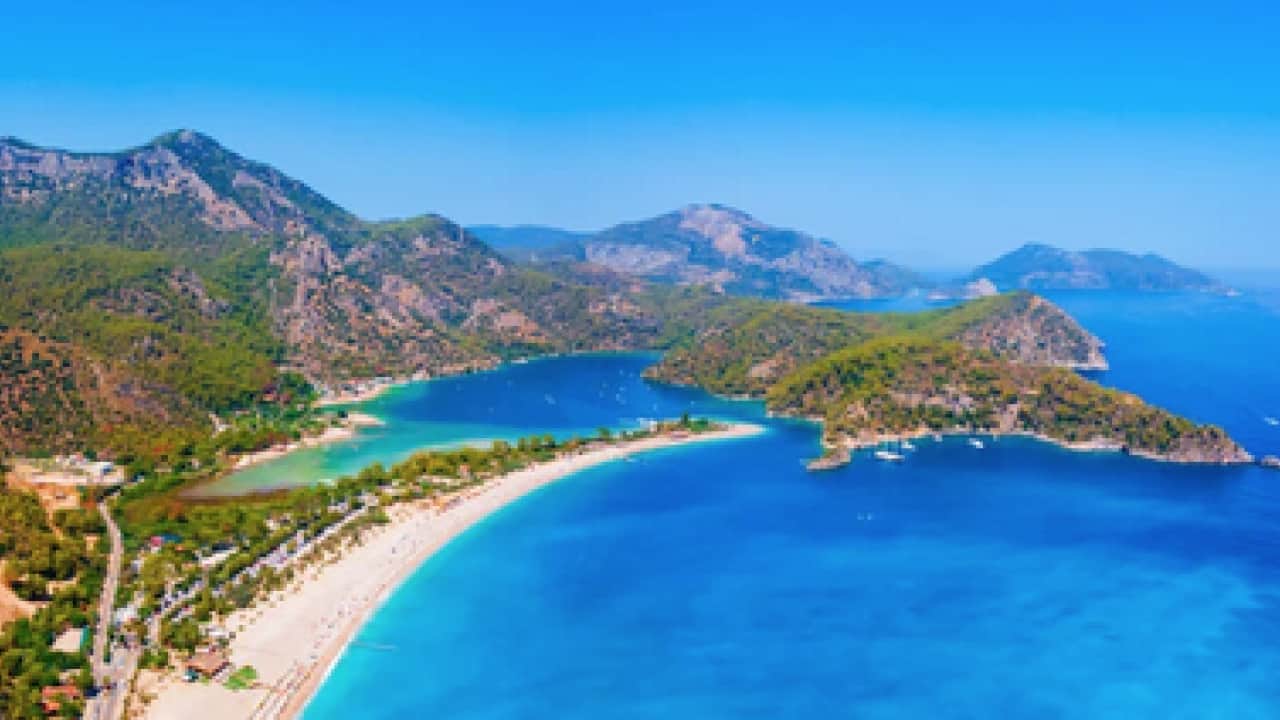Foto - Turkuaz denizi ve doğal güzelliği ile turistlerin gözdesi: Ölüdeniz Avrupa'nın en değerli 4. plajı 