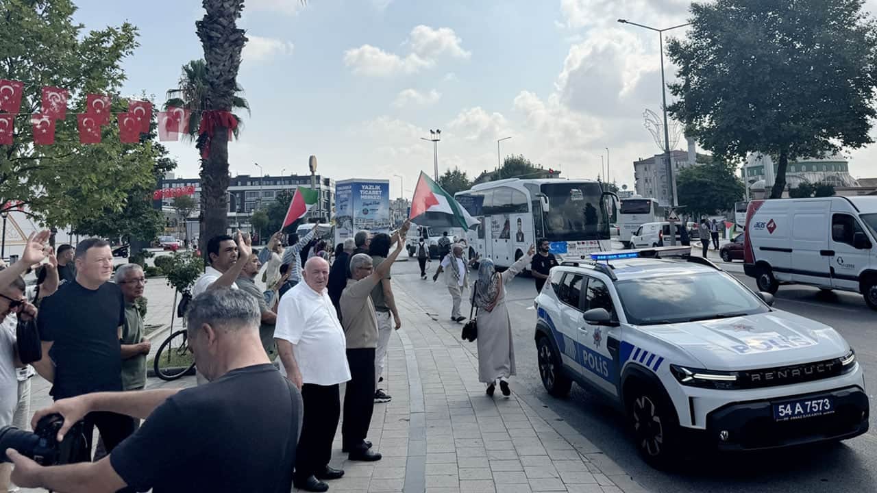 Foto - Üç gün konakladığı Sakarya’dan dualarla uğurlandı! Yolun açık olsun Filistin Konvoyu