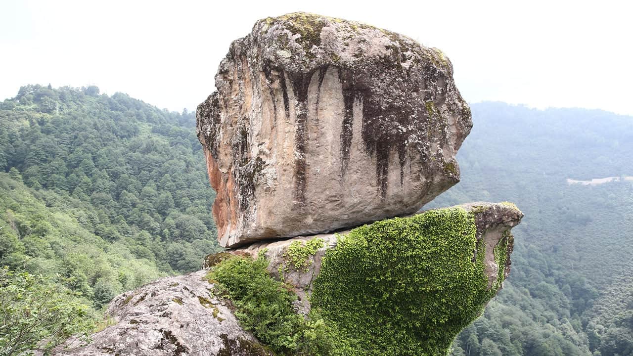 Foto - Uçurumun kenarında havada asılı gibi duruyor! Giresun’daki Gelin Kayası görenleri şaşırtıyor
