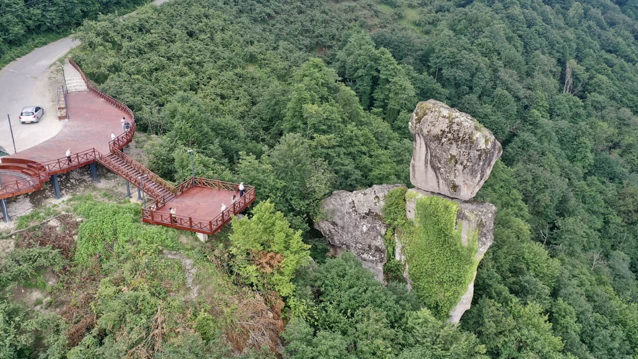Foto - Uçurumun kenarında havada asılı gibi duruyor! Giresun’daki Gelin Kayası görenleri şaşırtıyor