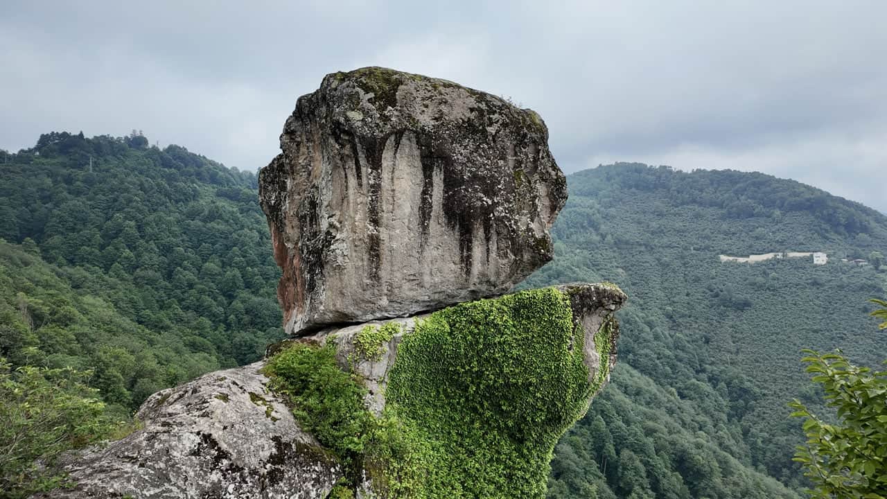 Foto - Uçurumun kenarında havada asılı gibi duruyor! Giresun’daki Gelin Kayası görenleri şaşırtıyor