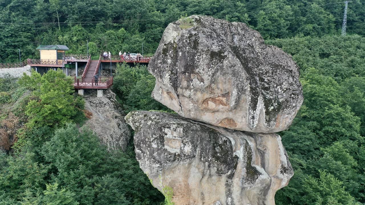 Foto - Uçurumun kenarında havada asılı gibi duruyor! Giresun’daki Gelin Kayası görenleri şaşırtıyor