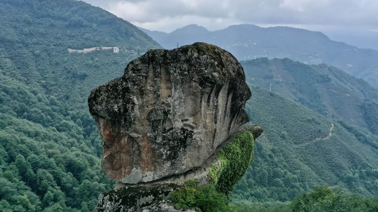 Foto - Uçurumun kenarında havada asılı gibi duruyor! Giresun’daki Gelin Kayası görenleri şaşırtıyor