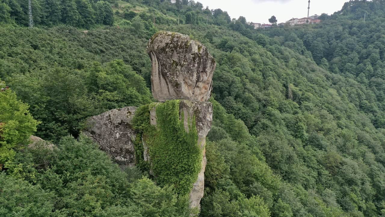 Foto - Uçurumun kenarında havada asılı gibi duruyor! Giresun’daki Gelin Kayası görenleri şaşırtıyor