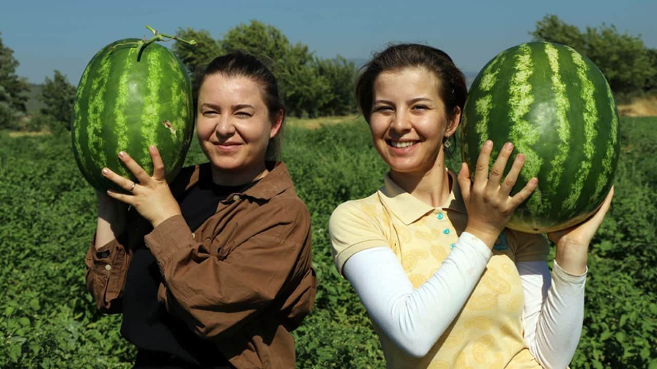 Foto - ‘Üniversite okudum ne işim var köyde’ demediler! Diplomalı kız kardeşler masabaşı çalışan yerine hanımağa olmayı seçti