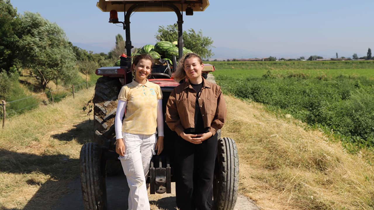 Foto - ‘Üniversite okudum ne işim var köyde’ demediler! Diplomalı kız kardeşler masabaşı çalışan yerine hanımağa olmayı seçti