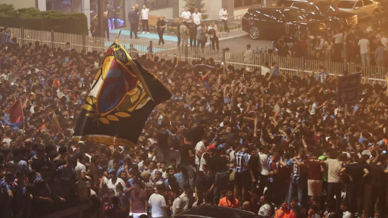 Foto - Ünlü futbolcu Trabzon kentini ayağa kaldırdı: Salah maaşını ilk geceden çıkardı