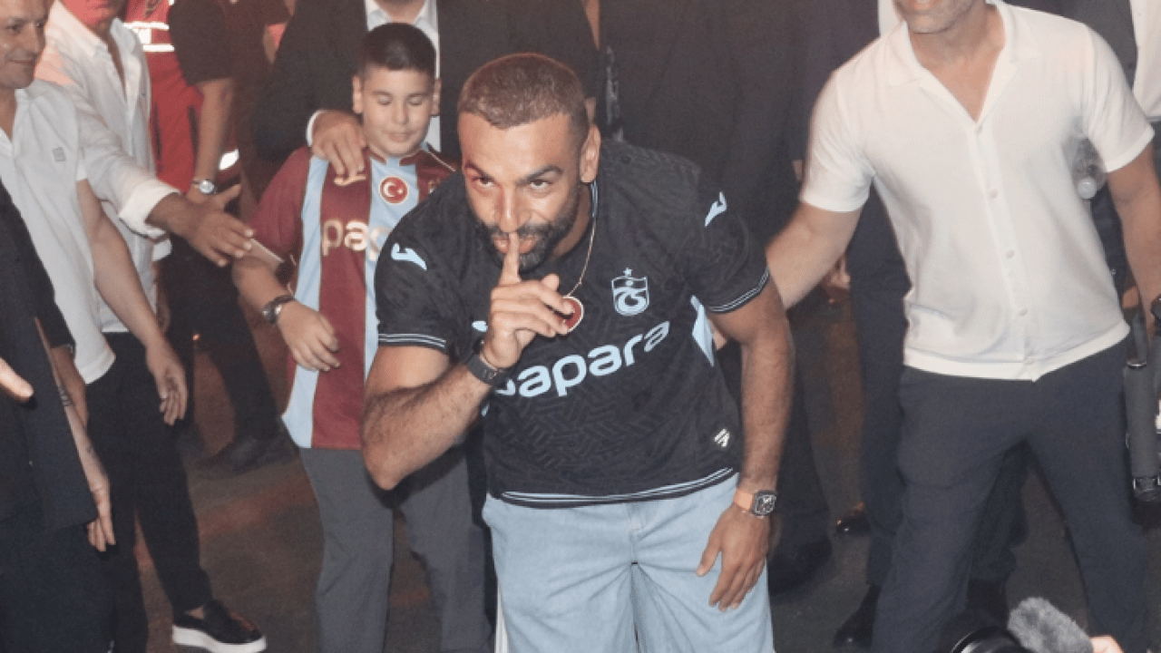 Foto - Ünlü futbolcu Trabzon kentini ayağa kaldırdı: Salah maaşını ilk geceden çıkardı