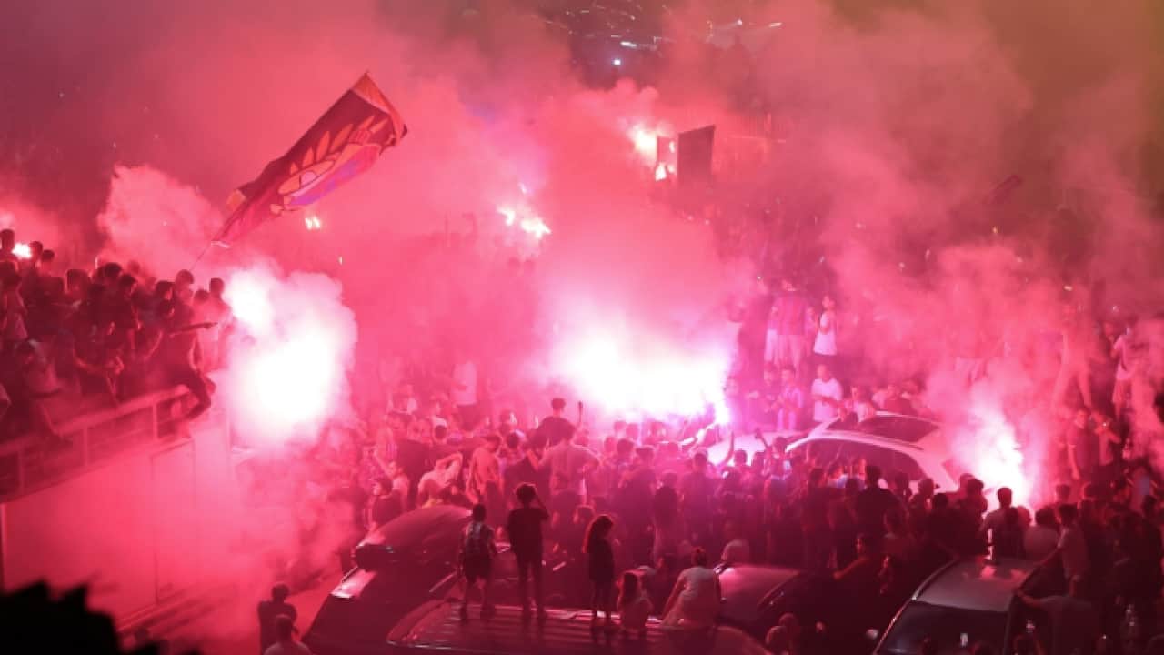 Foto - Ünlü futbolcu Trabzon kentini ayağa kaldırdı: Salah maaşını ilk geceden çıkardı