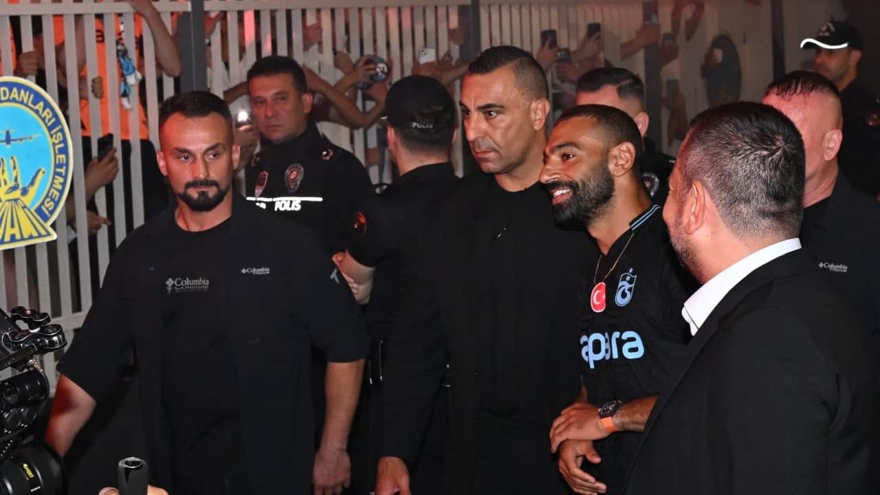 Foto - Ünlü futbolcu Trabzon kentini ayağa kaldırdı: Salah maaşını ilk geceden çıkardı