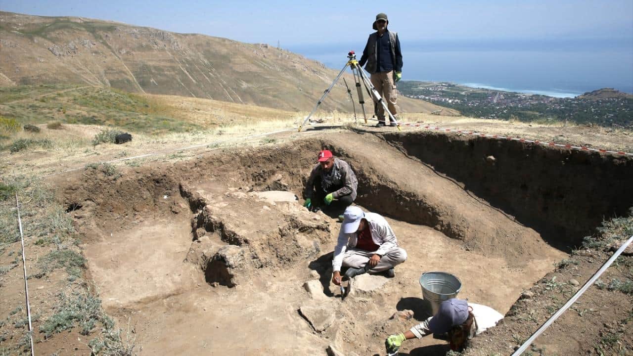 Foto - Urartu'nun izleri gün yüzüne çıkıyor! Kef Kalesi'nde tarihi kazılar
