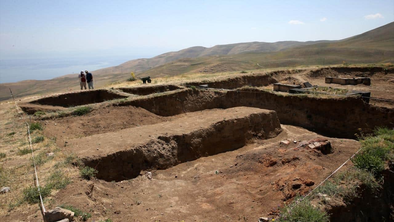 Foto - Urartu'nun izleri gün yüzüne çıkıyor! Kef Kalesi'nde tarihi kazılar
