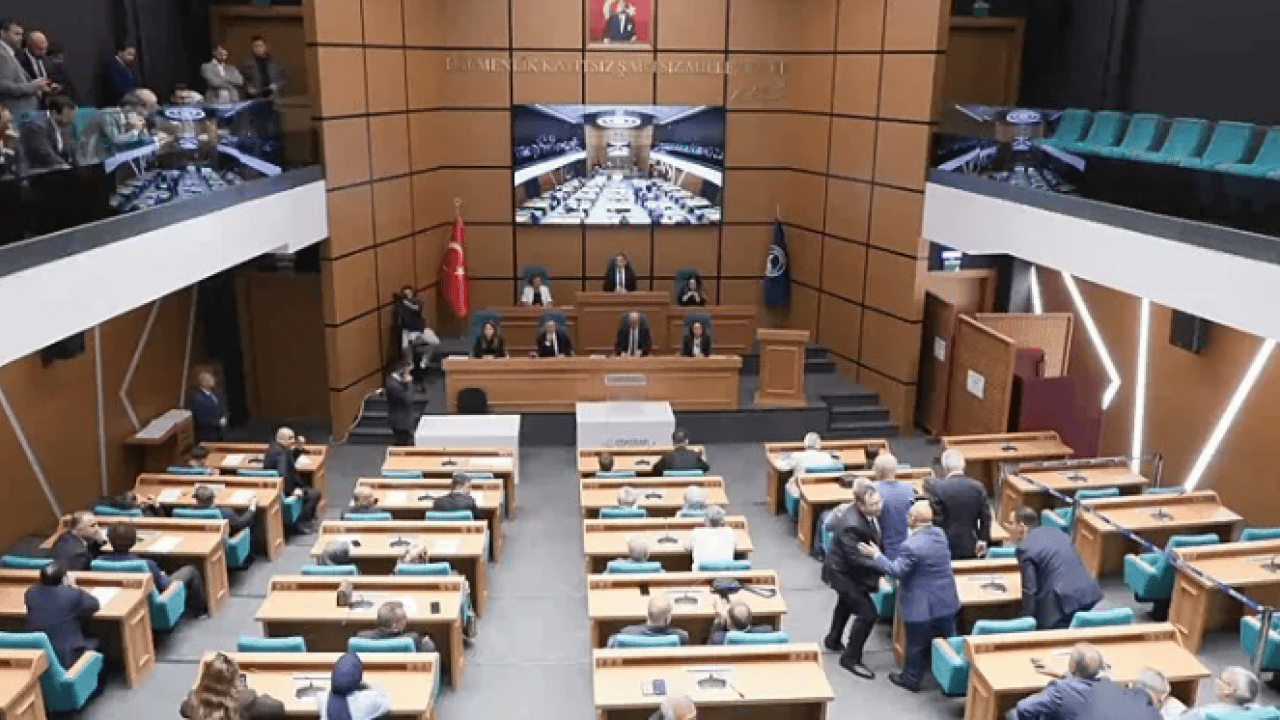 Foto - Üsküdar Belediyesi Başkan Vekili seçiminde arbede: Yeni Partililerden CHP’lilere saldırı