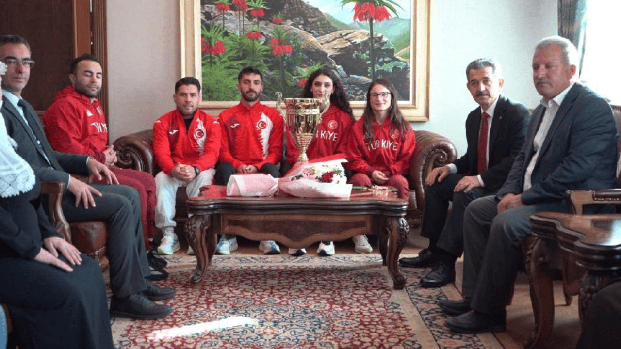 Foto - Üst üste Avrupa Şampiyonu oldu! Altın madalyalı boksöre görkemli karşılama